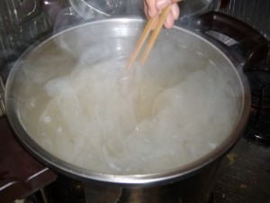 麺を湯がく