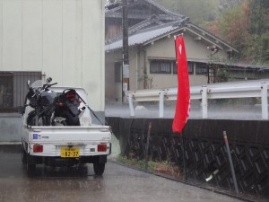 大雨の中積み込み