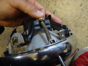 光軸調整ボルトを取り外す