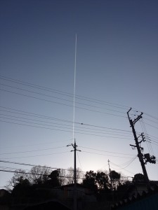 真っ直ぐのビル飛行機雲