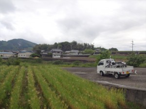 麦畑と軽トラック