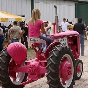 ピンク一色のトラクター