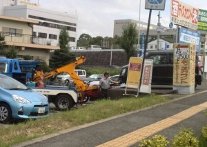 JAFが車を持ち上げた