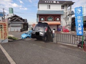 軽自動車が墜落