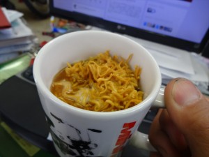 マグカップでチキンラーメン