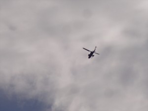 上空を飛ぶAH-1コブラ？