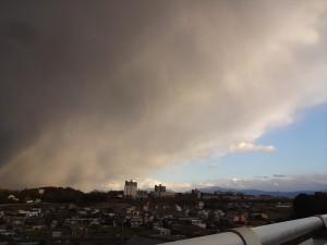 分厚い雲が押し寄せる