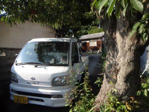 狭小の路地裏で車両積み込み