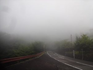 霧に包まれた霊園