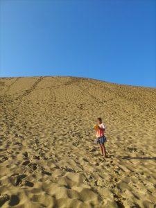 長女と断崖の砂丘