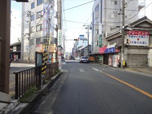 河内長野駅前を通過