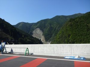 激しく崩れ落ちてる山肌