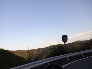 夕日に照らされた高野の山々