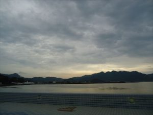 海岸線沿いを走る