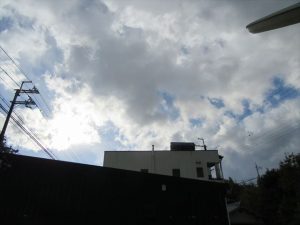 雲が多い朝