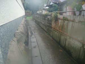 路地を歩く