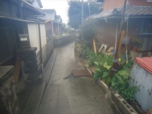 来た路地を戻る