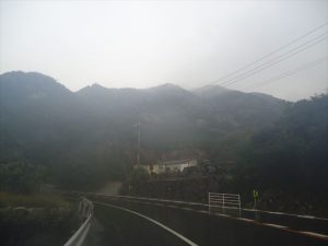 地肌が剥き出しの山