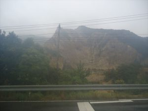 激しく削られた山肌