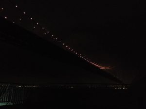 赤くライトアップされた明石海峡大橋
