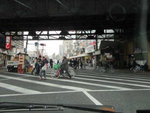 駅前を行き交う人