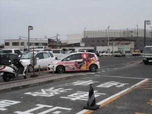 派手な車を発見