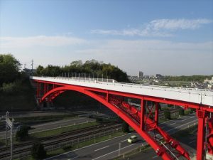 青い空、赤い橋