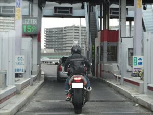 料金所を通過するFZ400