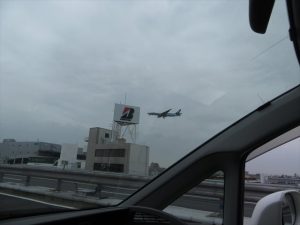 着陸態勢の飛行機