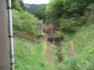 正面ゲート横の小川