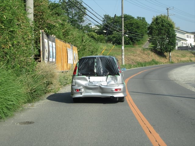 背面がボッコボコの車