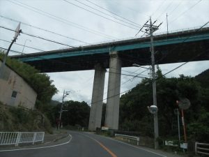 高速道路の橋脚