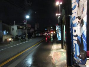 水が漏れて路面が濡れてる