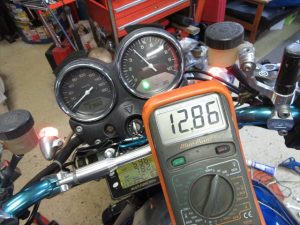 標準H4バルブでの充電電圧：4,000rpm