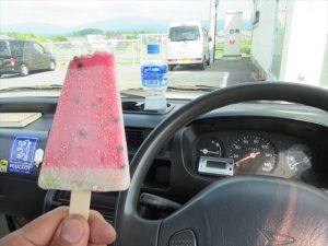 スイカバーを食べてクールダウン