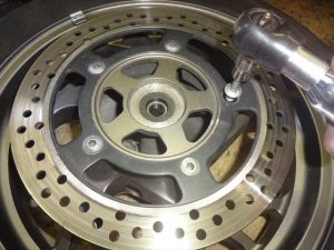 エアーラチェットでボルトを取り外す