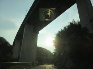 高速道路の巨大な橋脚