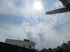 雲が多いけど晴れてる