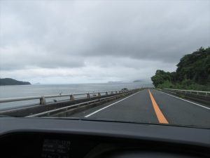 海岸沿いを走る