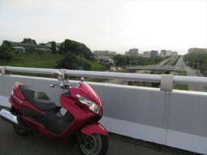 試乗中のスカイウェイブ250