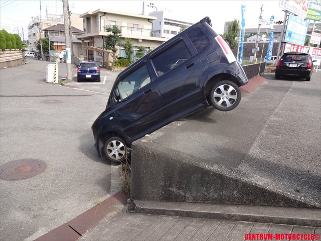 落下した車