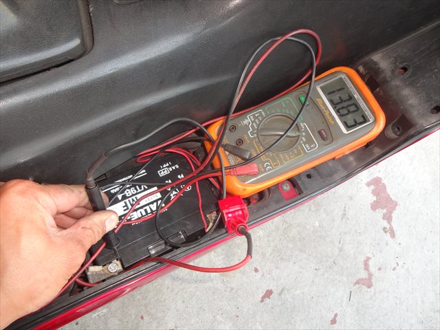 バッテリー端子間の充電電圧