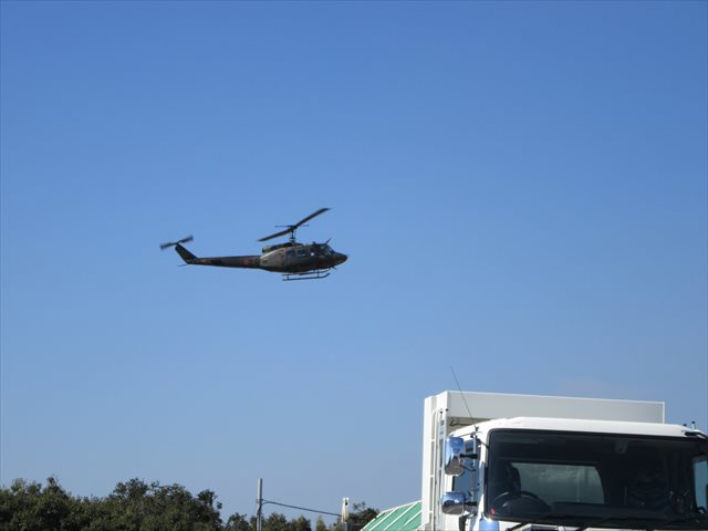 着陸態勢のUH-1J