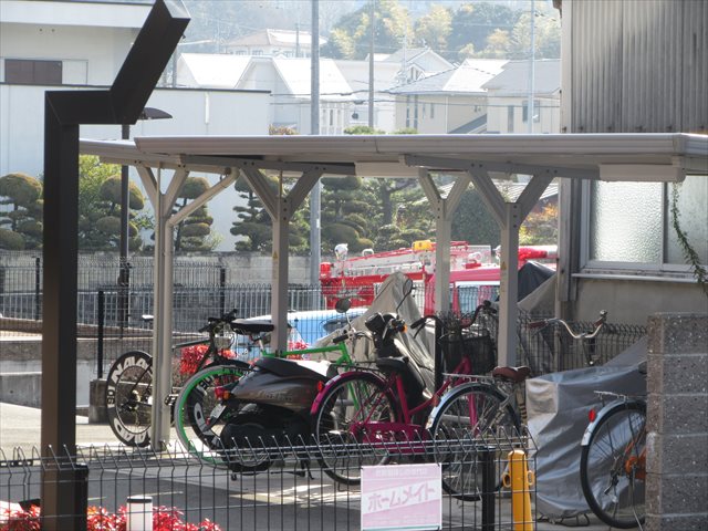 向かいのマンションに止まった消防車