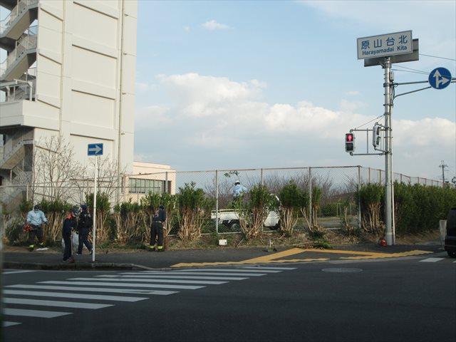 消防・救急隊員が交差点で