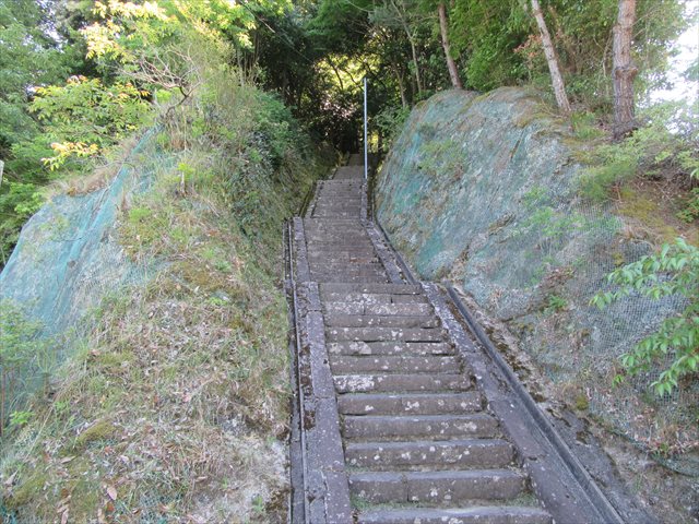 社に続く急階段